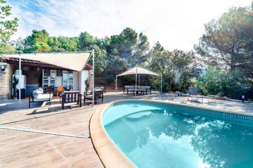 - une piscine avec une terrasse et une maison dans l'établissement Dentelles Confidentielles, à Lafare