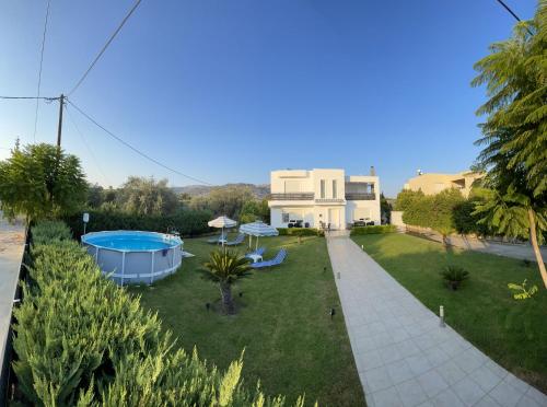 una villa con piscina e una casa di Villa Epavlis Haraki a Haraki