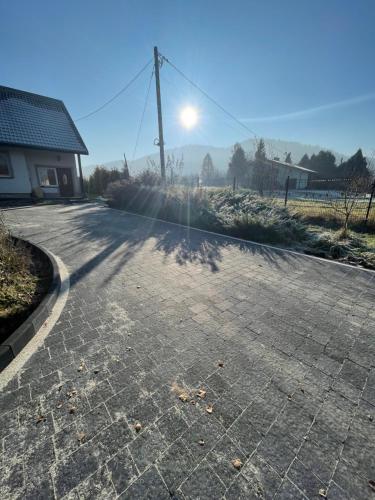 an empty road with the sun in the background at Domek z Widokiem Na Bliżniaki in Chocznia