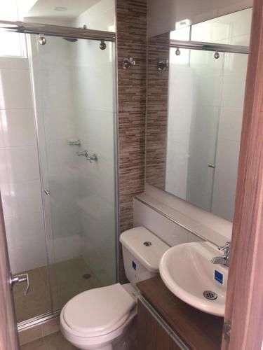 a bathroom with a toilet and a shower and a sink at Descanso Total in Ricaurte