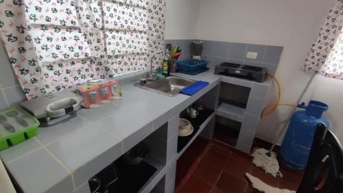 a toy kitchen with a sink and a counter at Cabañas Casa Campo Guatavita in Guatavita