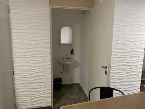 un baño con lavabo y espejo en Apartamento amoblado excelente ubicación, en San Rafael
