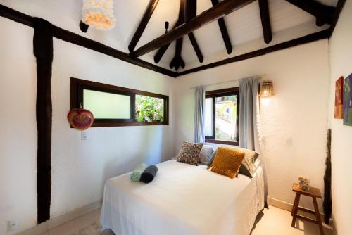 因比圖巴的住宿－Casa Natureza Praia do Rosa，一间卧室设有一张床和一个窗口