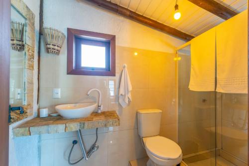 y baño con lavabo, aseo y ducha. en Casa Natureza Praia do Rosa, en Imbituba