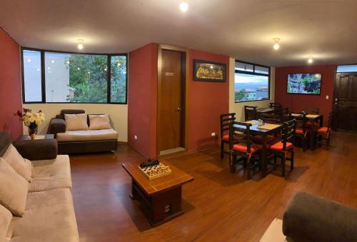 sala de estar con sofá y mesa en Hostal Casa San Fernando Tumbaco en Quito