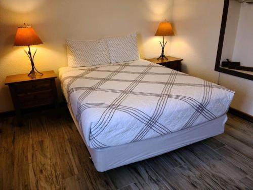 ein großes Bett in einem Zimmer mit zwei Lampen in der Unterkunft Lee's Ferry Lodge at Vermilion Cliffs in Marble Canyon