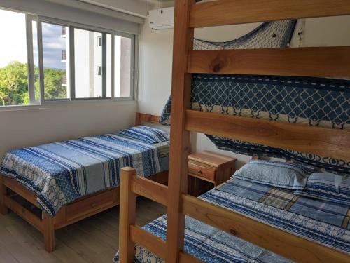 1 dormitorio con 2 literas y ventana en Playa Caracol, Punta Chame, Panamá, en Chame