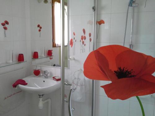 A bathroom at Chambres d'Hôtes Au Temps Des Cerises