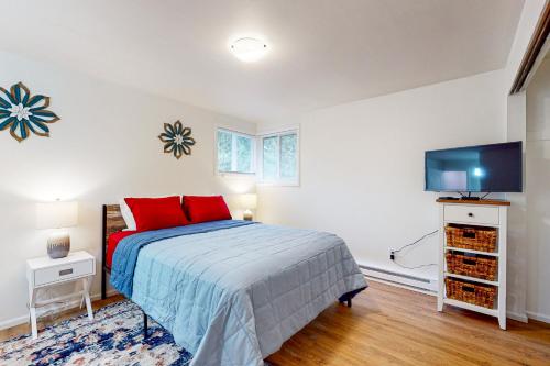 een slaapkamer met een bed en een flatscreen-tv bij Woodbine Way Retreat in Bellingham