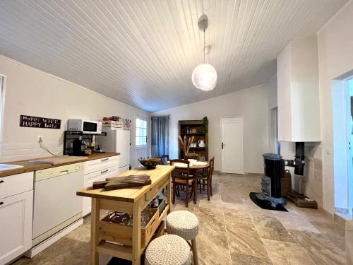 une cuisine avec une table et des chaises dans une pièce dans l'établissement Maison provençale au calme de la campagne avec Jacuzzi, à Aix-en-Provence