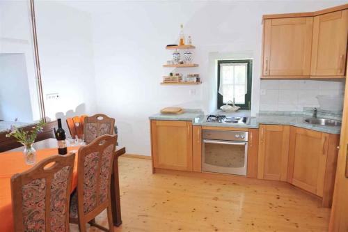 Kuchyň nebo kuchyňský kout v ubytování Holiday home in Smarje pri Jelsah Stajerska Untersteiermark 26087