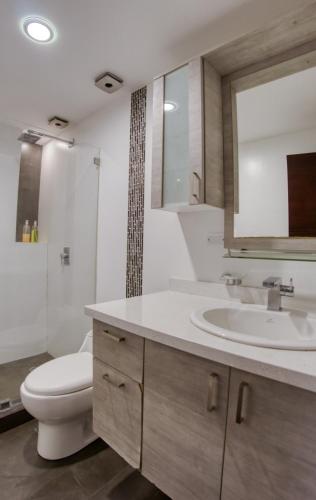 Koupelna v ubytování Penthouse Lujoso y moderno en el centro de Riobamba - Wanderlot Leganza