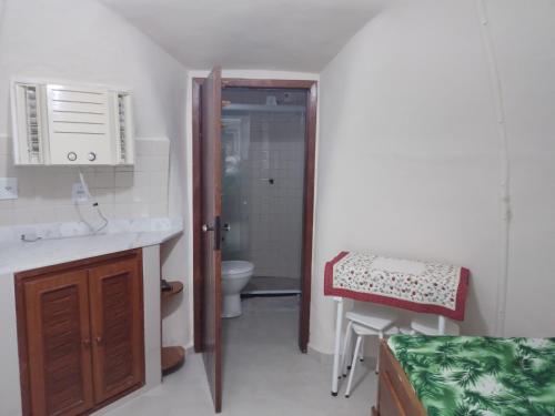 uma casa de banho com um lavatório e um WC num quarto em Cabana lofft 70 em Tucuns Búzios em Búzios