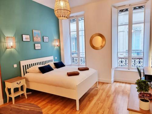 - une chambre avec un lit blanc et 2 fenêtres dans l'établissement The Republik - Studio Haussmannien près du panier, à Marseille