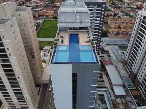 una vista aérea de un edificio con piscina en Flat novinho e completo, en São José do Rio Preto