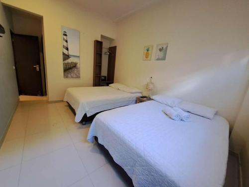a room with two beds in a hotel room at Summer House Inn San Andres in San Andrés