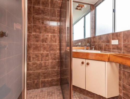 un baño con ducha y lavabo en Sandbar Unit 203, en Forster