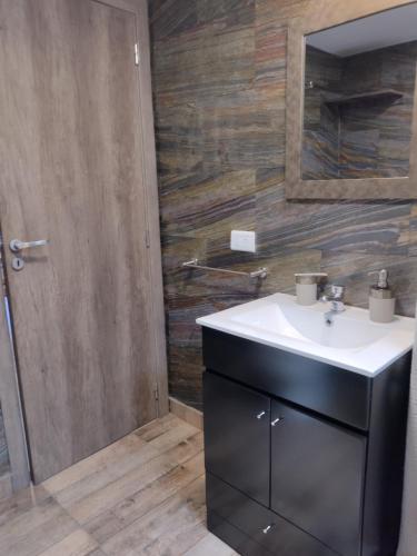 a bathroom with a sink and a mirror at Cabaña La Encontrada in Villa Pehuenia