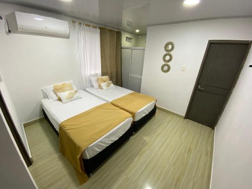 ein kleines Schlafzimmer mit einem Bett in einem Zimmer in der Unterkunft Posada Ocean Colors in Providencia