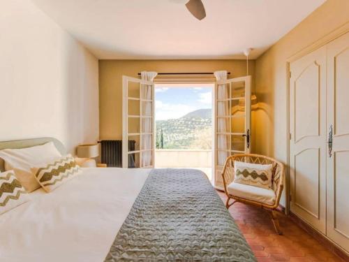 une chambre avec un grand lit et une fenêtre dans l'établissement Villa in Cavalaire with Sea View & Pool, à Cavalaire-sur-Mer