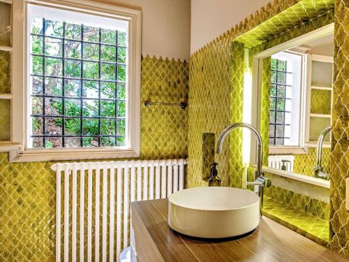 une salle de bain avec un lavabo et une fenêtre dans l'établissement Villa in Cavalaire with Sea View & Pool, à Cavalaire-sur-Mer