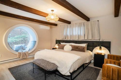 um quarto com uma cama grande e uma janela grande em Prattvilla -Catskill -Mountain Escape 5 BR ,3 bath with Hot tub em Prattsville