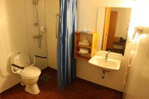 A bathroom at Overhalla Hotel