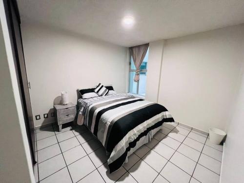 1 dormitorio con 1 cama en una habitación con ventana en Hermoso departamento en Coyoacán, en Ciudad de México