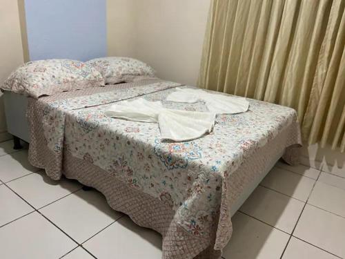 A bed or beds in a room at Apartamento na Avenida do CPA