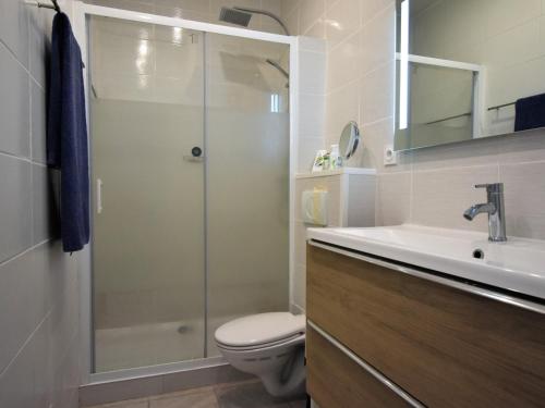 une salle de bain avec une douche, des toilettes et un lavabo dans l'établissement T2 bis rénové à Arcachon centre avec 2 terrasses, clim, parking, proche plage et gare. - FR-1-420-84, à Arcachon