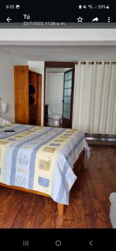 una camera con un letto con una coperta blu e gialla di Casa coyo a Città del Messico