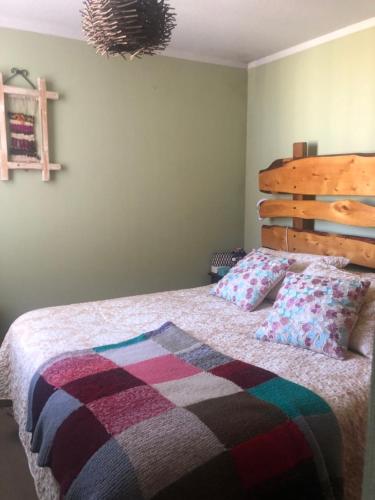 - une chambre avec un lit et 2 oreillers dans l'établissement Acogedor departamento, à Concepción