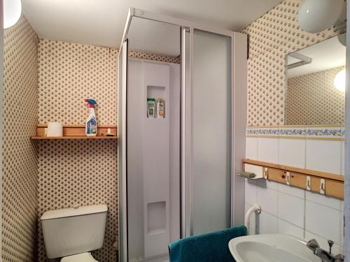 une salle de bain avec une douche, des toilettes et un lavabo dans l'établissement Maison de Caractère avec Jardin, à 300m de la Plage et Commerces - FR-1-361-60, à Jullouville