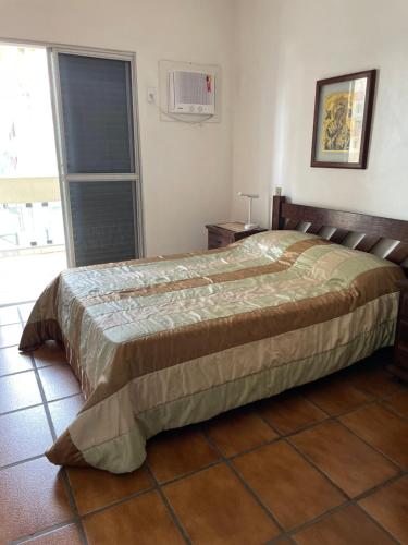 ein Schlafzimmer mit einem großen Bett in einem Zimmer in der Unterkunft Cabo Frio Líder da Praia in Cabo Frio