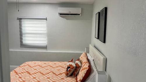 1 dormitorio con 1 cama y TV en VillaBella, en Fort Myers