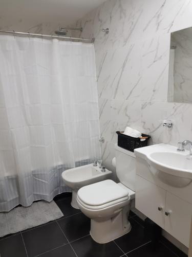 biała łazienka z toaletą i umywalką w obiekcie Avío del Alma w mieście San Salvador de Jujuy