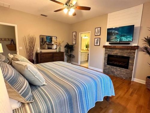 Ein Bett oder Betten in einem Zimmer der Unterkunft Canal-Front Home on 73ft Dock!