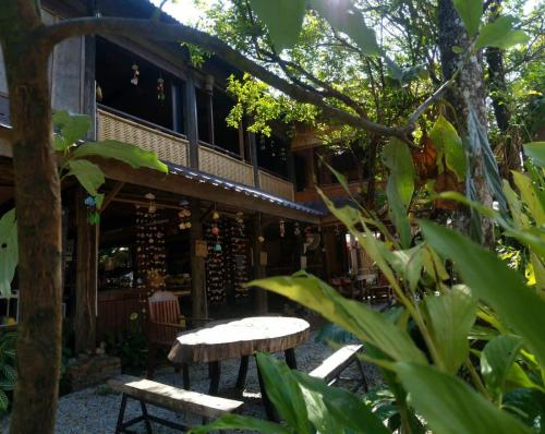 uma mesa e duas cadeiras em frente a um edifício em Champalao The Villa em Vang Vieng