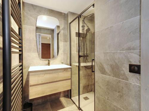 une salle de bain avec un lavabo et un miroir dans l'établissement Appartement moderne à Courchevel Le Praz, proche des pistes avec parking et wifi - FR-1-568-31, à Courchevel