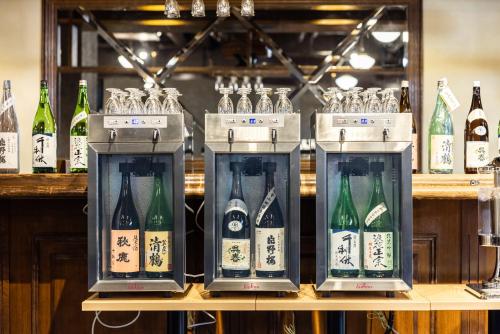 uma exibição de garrafas e copos numa prateleira em Namba Oriental Hotel em Osaka