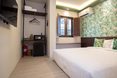 a bedroom with a large white bed in a room at FOODOTEL in Bangkok
