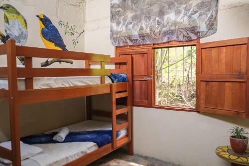 Zimmer mit Etagenbett, 2 Etagenbetten und einem Fenster in der Unterkunft Estación Biológica Agualí in Matagalpa