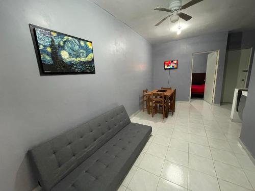 ein Wohnzimmer mit einem Sofa und einem Tisch in der Unterkunft Departamento Altamira Zona Industrial (Canarios residencial) in Altamira