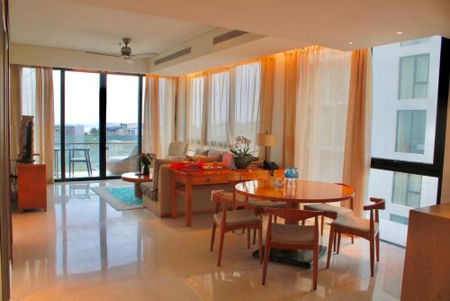 峴港的住宿－Luxury Beach Resort Apartments & Villas，客厅配有桌子和沙发