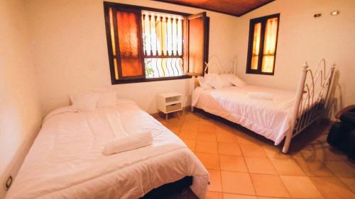 a bedroom with two beds and a window at Casa Campestre Sueño Verde in Garagoa
