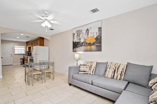 a living room with a couch and a kitchen at Opulent, Luxurious & Modern APT 7 Min From TX Med Center in Houston
