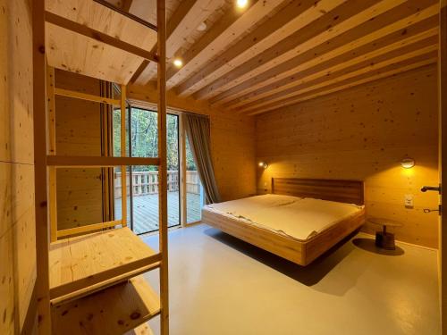 ein Schlafzimmer mit einem Bett in einem Holzhaus in der Unterkunft Mondholz - Urban Inn 24-7 in Innsbruck