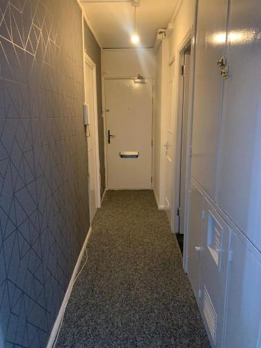 korytarz z białymi drzwiami i korytarzem w obiekcie City View apartments w Londynie