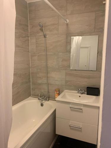 ein Badezimmer mit einer Badewanne, einem Waschbecken und einer Badewanne in der Unterkunft City View apartments in London