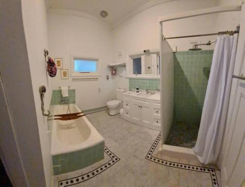 y baño con ducha, bañera y lavamanos. en Wonga - A secluded oasis in the heart of Parkes, en Parkes